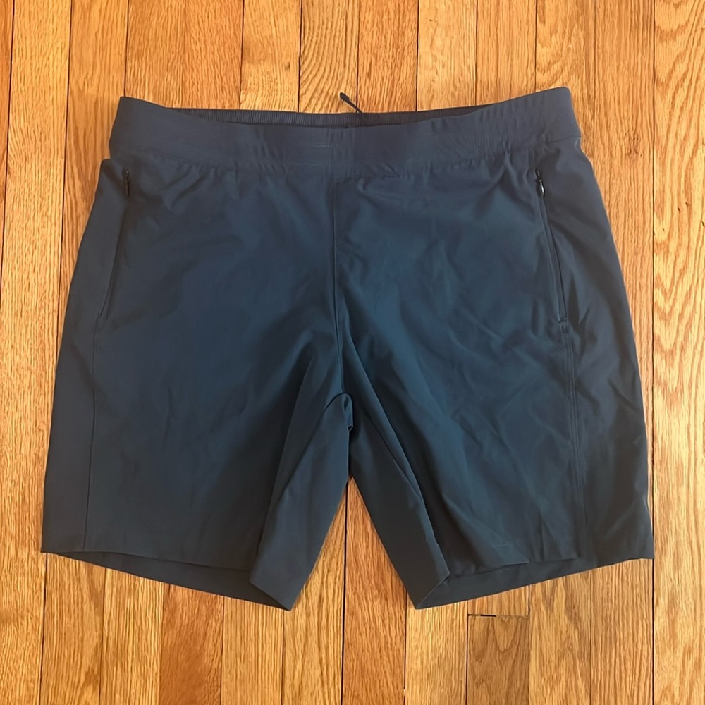 Kuhl short navy blue like new. Excellent condition size large